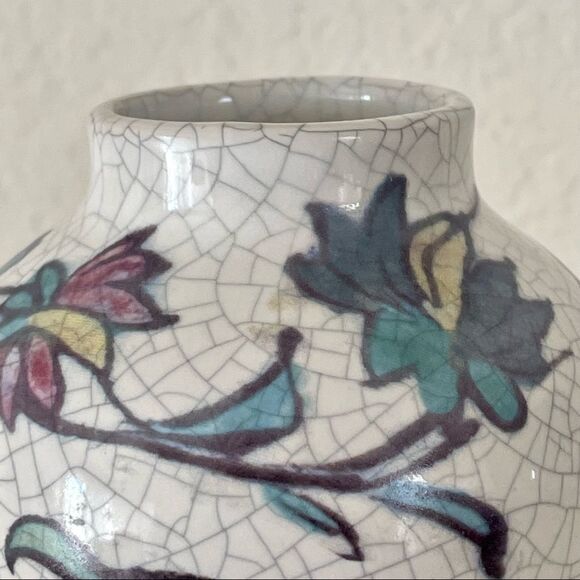 Small pottery barn white vase with flowers and animal - Picture 9 of 10